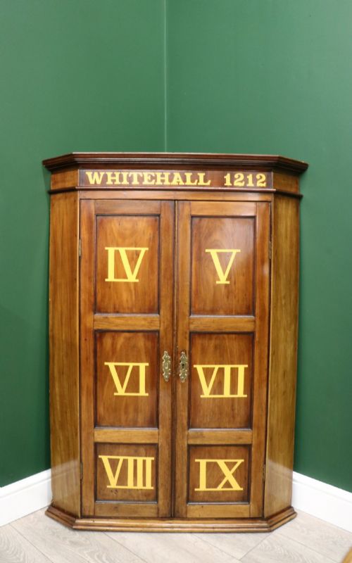 A LOVELY GEORGE III MAHOGANY WALL MOUNTED CORNER CABINET