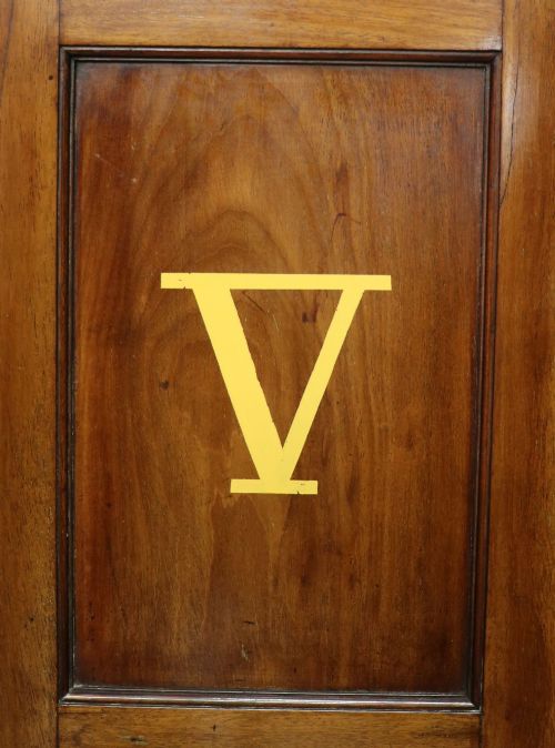 A LOVELY GEORGE III MAHOGANY WALL MOUNTED CORNER CABINET - ADDITIONAL PHOTO 7