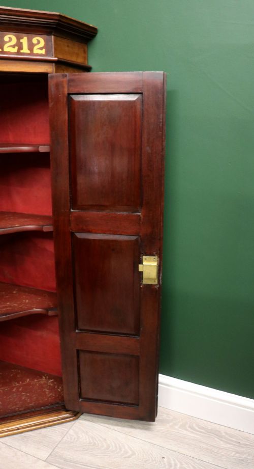 A LOVELY GEORGE III MAHOGANY WALL MOUNTED CORNER CABINET - ADDITIONAL PHOTO 13