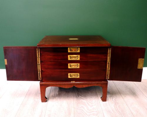 A SUPERB QUALITY MAHOGANY AND BRASS INLAID CAMPAIGN STYLE COLLECTORS CABINET - ADDITIONAL PHOTO 2
