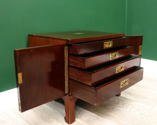 A SUPERB QUALITY MAHOGANY AND BRASS INLAID CAMPAIGN STYLE COLLECTORS CABINET - ADDITIONAL PHOTO 3