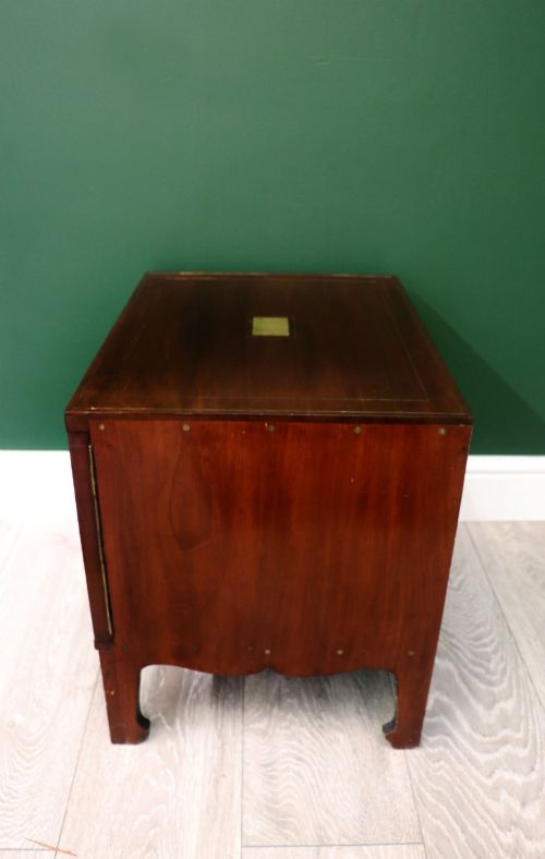 A SUPERB QUALITY MAHOGANY AND BRASS INLAID CAMPAIGN STYLE COLLECTORS CABINET - ADDITIONAL PHOTO 4