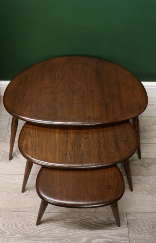 A WONDERFUL ICONIC NEST OF THREE RARE ERCOL PEBBLE TABLES - ADDITIONAL PHOTO 1