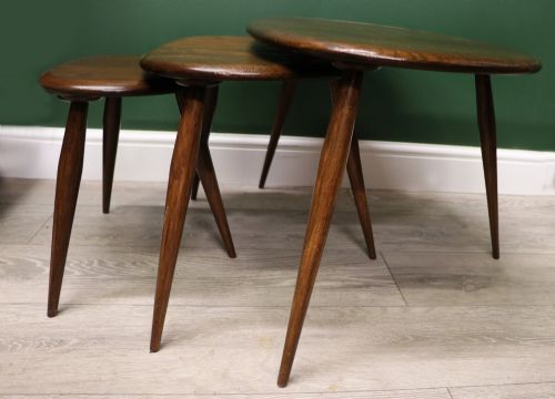 A WONDERFUL ICONIC NEST OF THREE RARE ERCOL PEBBLE TABLES - ADDITIONAL PHOTO 3