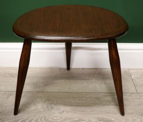 A WONDERFUL ICONIC NEST OF THREE RARE ERCOL PEBBLE TABLES - ADDITIONAL PHOTO 6
