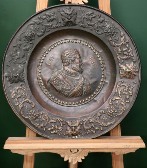 A WONDERFUL PAIR OF COPPER GOTHIC STYLE WALL CHARGERS DECORATED WITH THE PORTRAITS OF HENRY IV AND QUEEN MARIE DE' MDICIS - ADDITIONAL PHOTO 2