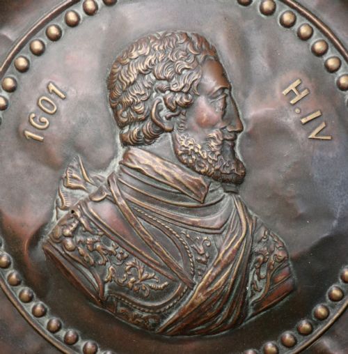 A WONDERFUL PAIR OF COPPER GOTHIC STYLE WALL CHARGERS DECORATED WITH THE PORTRAITS OF HENRY IV AND QUEEN MARIE DE' MDICIS - ADDITIONAL PHOTO 3