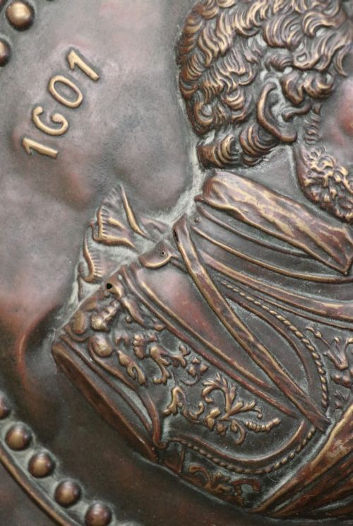 A WONDERFUL PAIR OF COPPER GOTHIC STYLE WALL CHARGERS DECORATED WITH THE PORTRAITS OF HENRY IV AND QUEEN MARIE DE' MDICIS - ADDITIONAL PHOTO 9