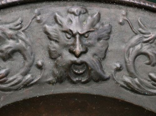 A WONDERFUL PAIR OF COPPER GOTHIC STYLE WALL CHARGERS DECORATED WITH THE PORTRAITS OF HENRY IV AND QUEEN MARIE DE' MDICIS - ADDITIONAL PHOTO 11