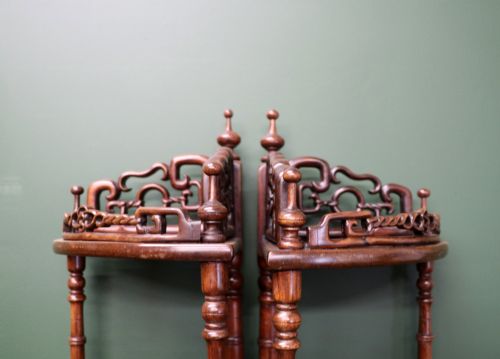 VICTORIAN STYLE A LOVELY MATCHING PAIR OF MID19TH CENTURY CORNER WHATNOTS - ADDITIONAL PHOTO 5