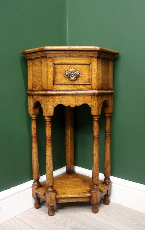 A Most Unusual Superb Quality Oak Corner Table .