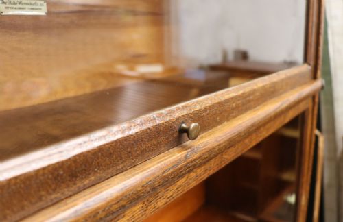 A LOVELY OAK BARRISTERS STYLE STACKING BOOKCASE BY THE RENOWNED MAKERS GLOBE WERNICKE - ADDITIONAL PHOTO 9