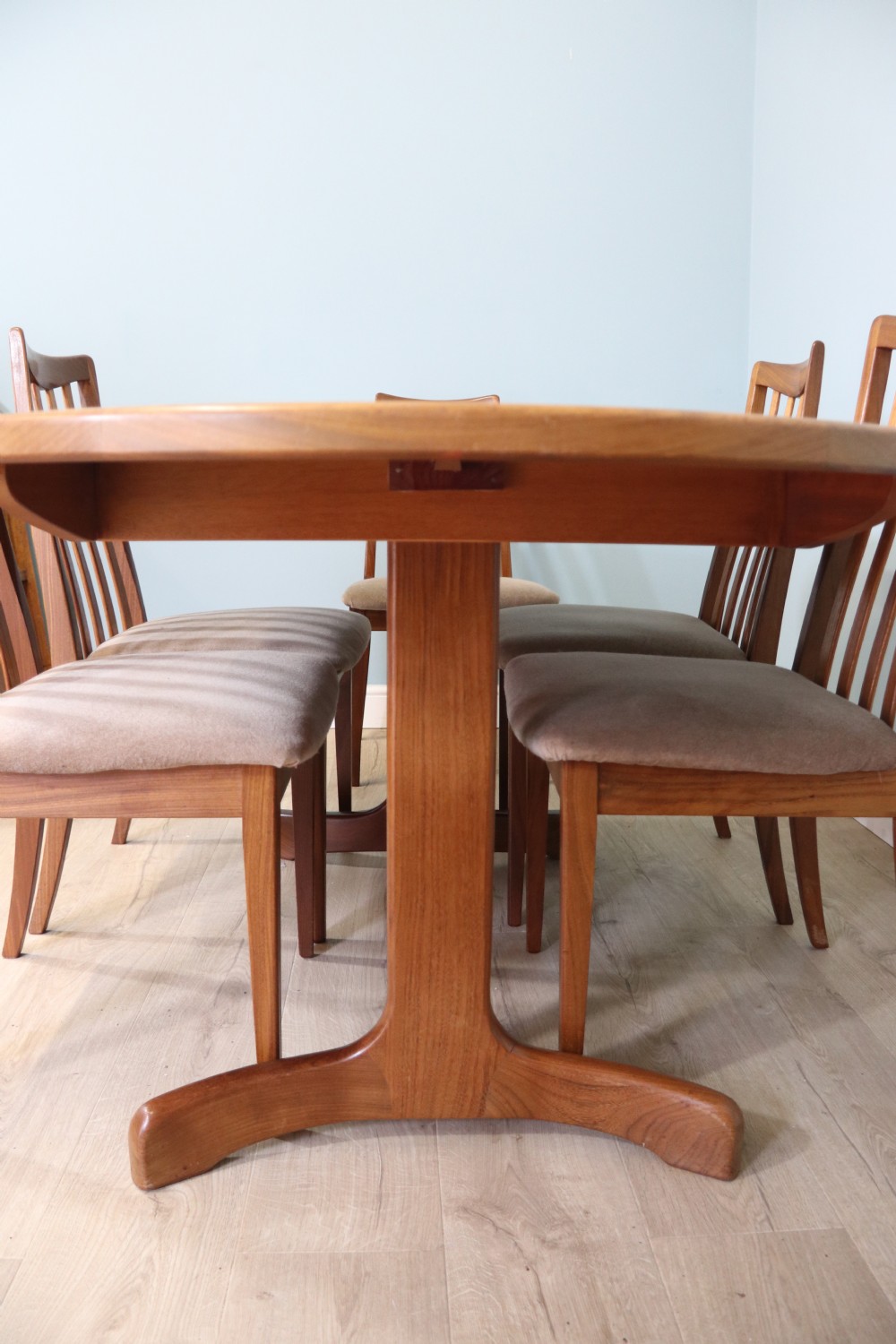 G Plan Table & 6 Chairs From The Renowned High Wycombe Based Furniture Manufacturer Ebenezer Gomme. View IX