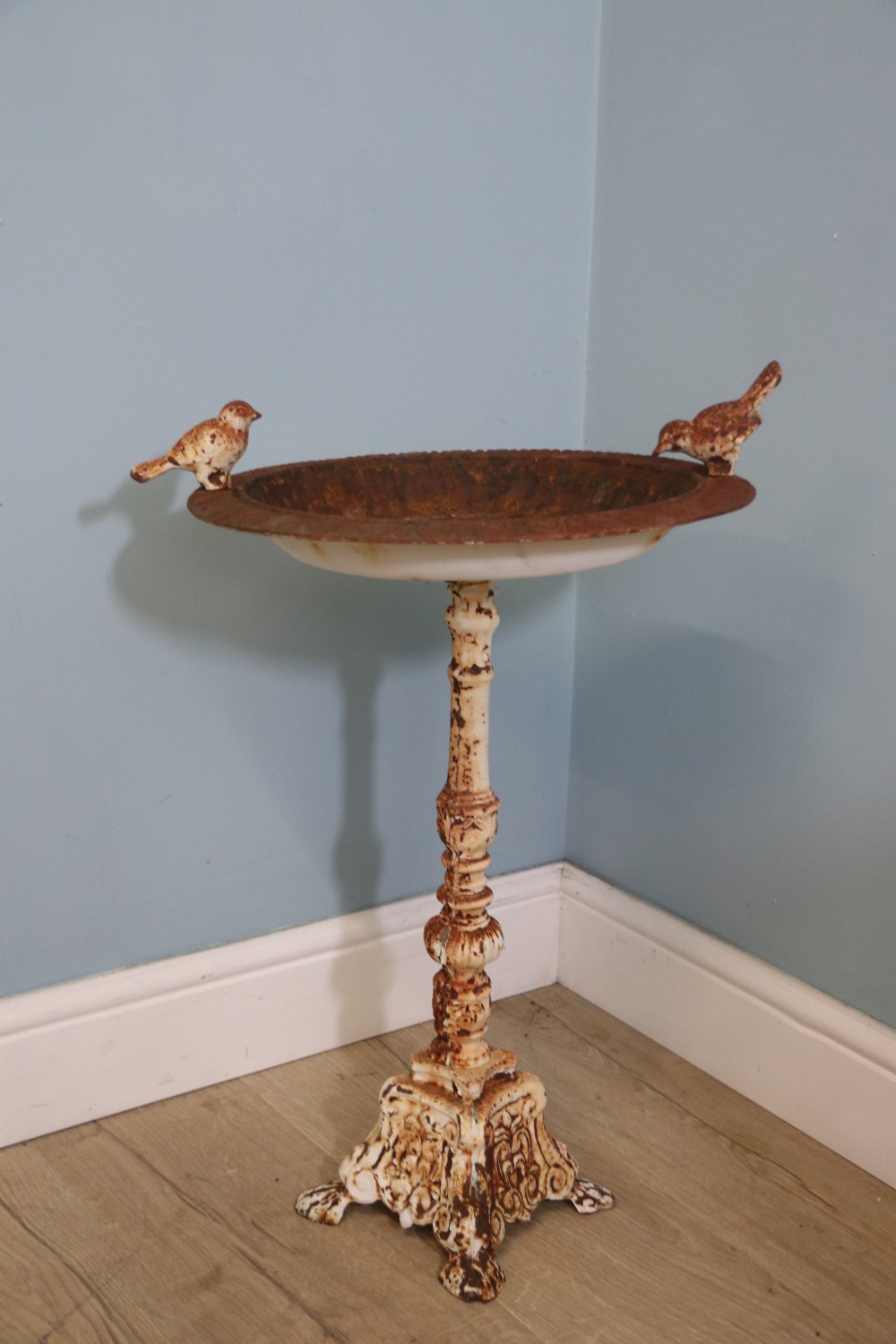  A lovely Victorian style cast iron pedestal birdbath 