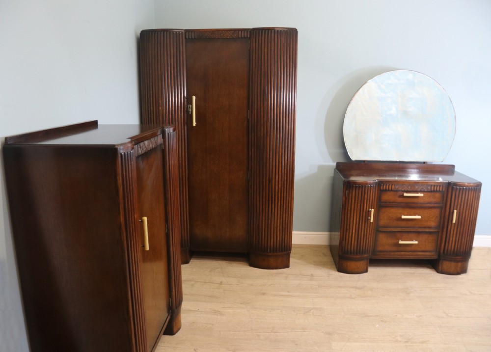 A lovely & unusual oak veneered 1930’s three-piece View II