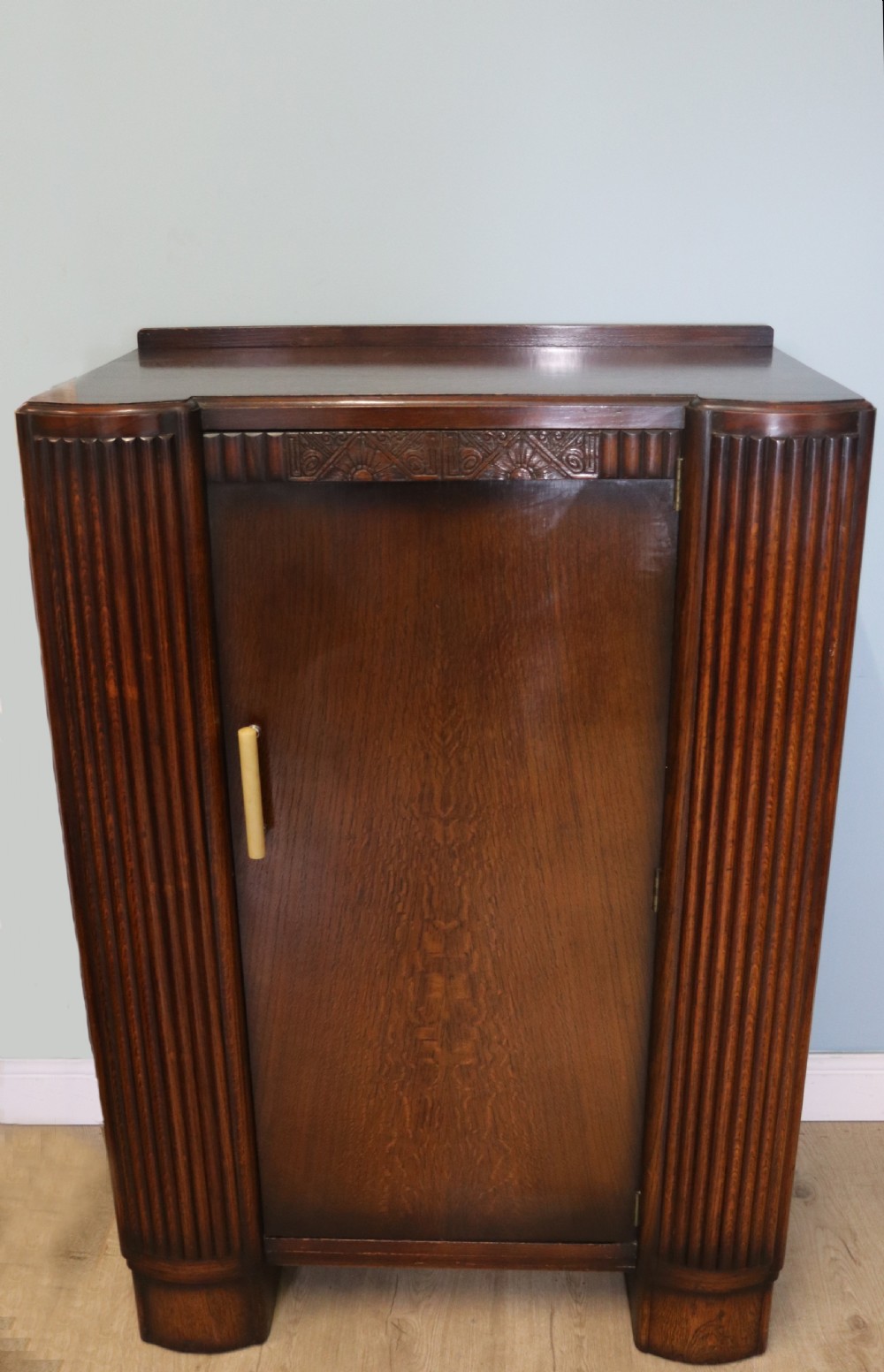 A lovely & unusual oak veneered 1930’s three-piece View III