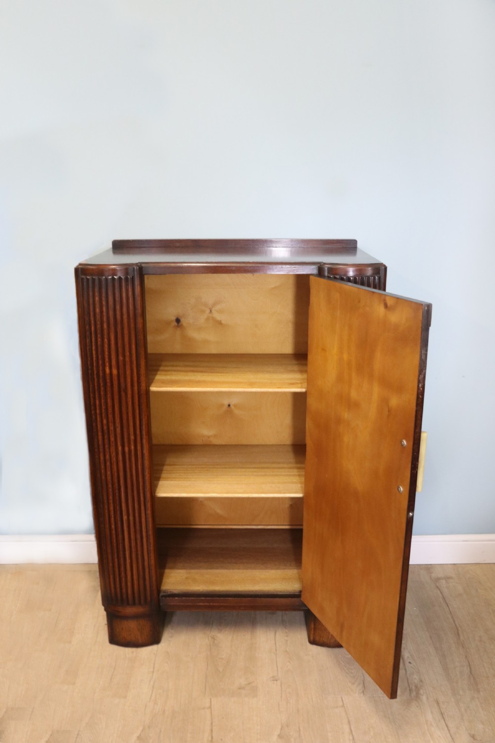 A lovely & unusual oak veneered 1930’s three-piece View IV