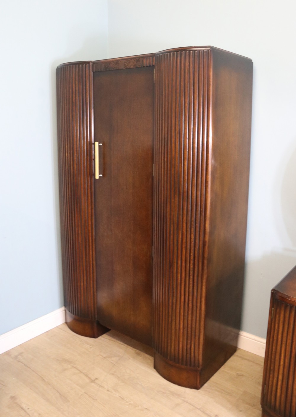 A lovely & unusual oak veneered 1930’s three-piece View IX