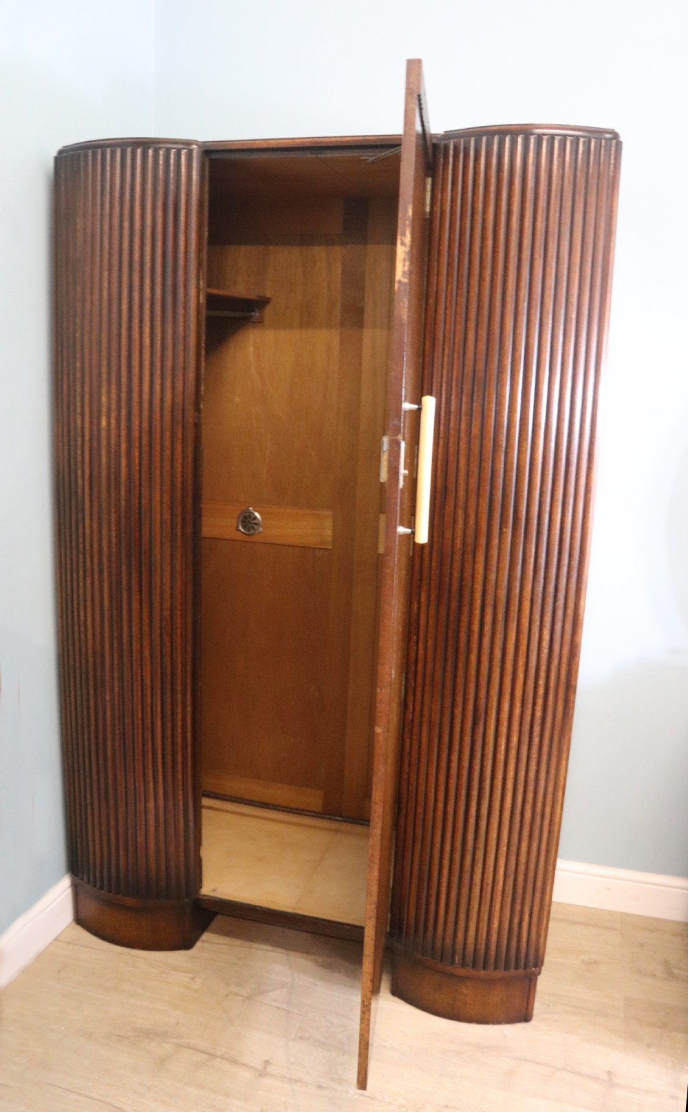 A lovely & unusual oak veneered 1930’s three-piece View X