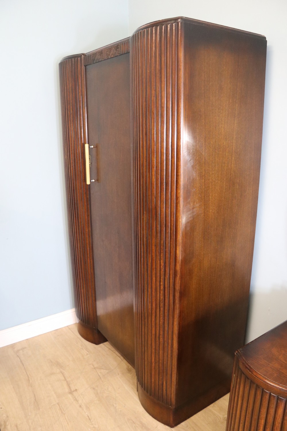 A lovely & unusual oak veneered 1930’s three-piece View XI