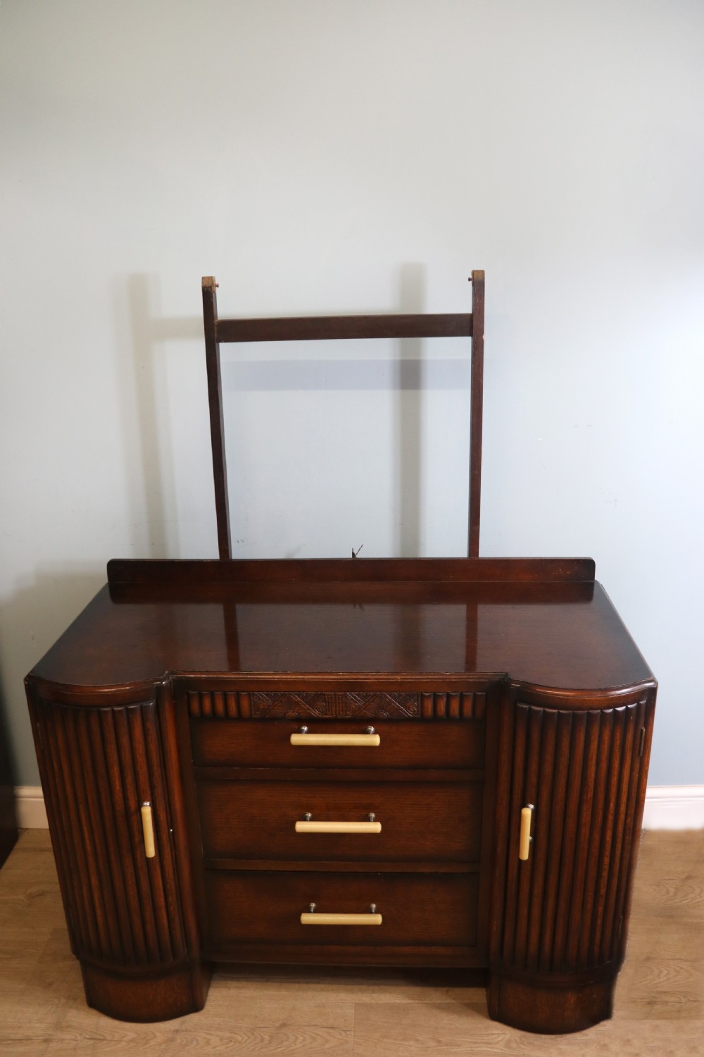 A lovely & unusual oak veneered 1930’s three-piece View XXII