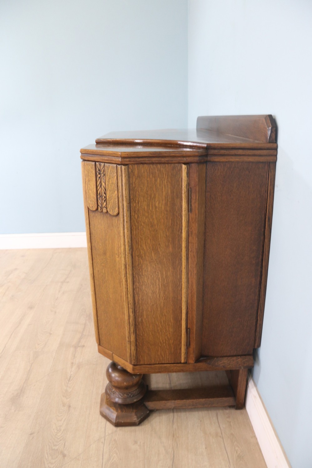 An imposing oak combination drinks cabinet and sideboard View XIII
