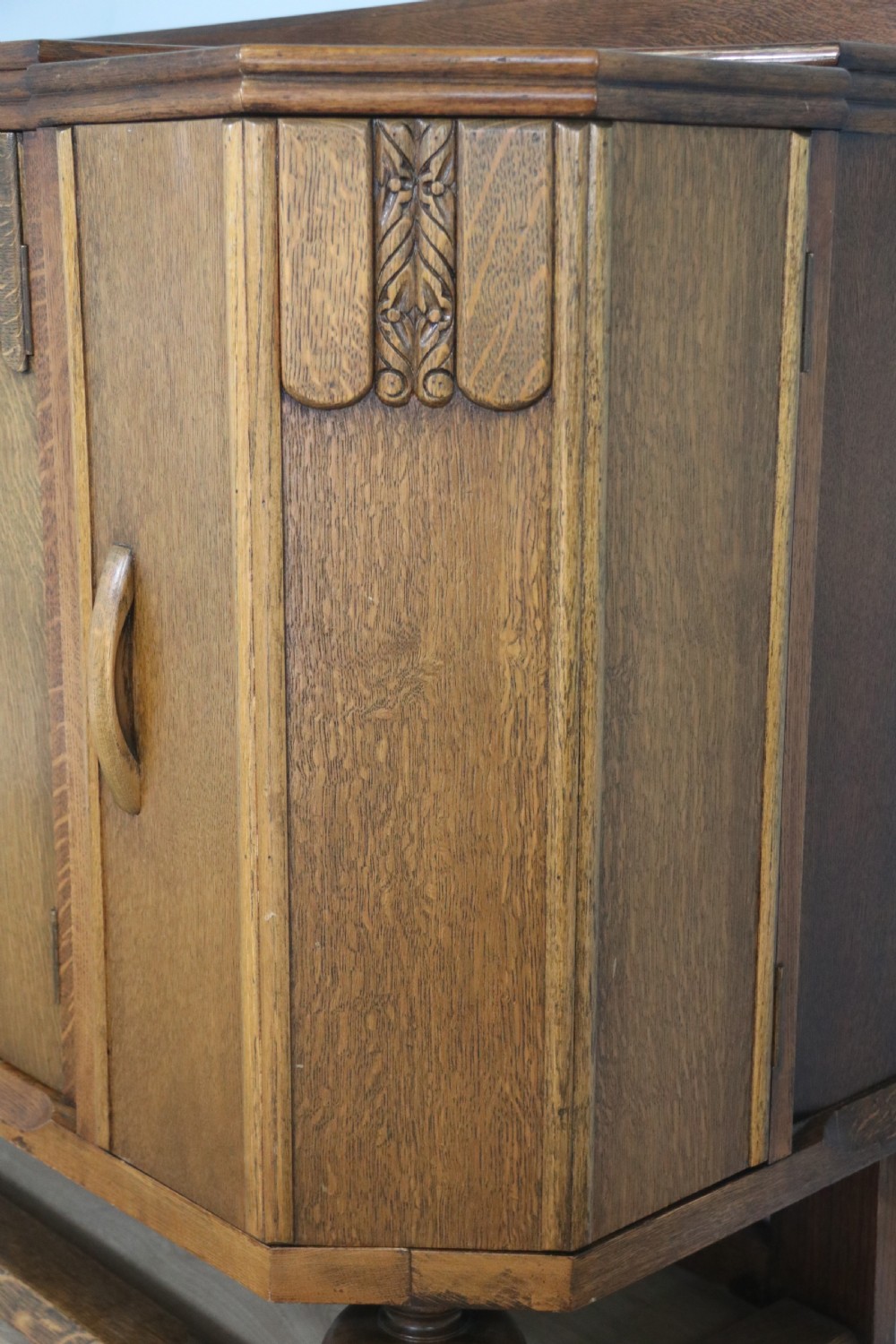 An imposing oak combination drinks cabinet and sideboard View XVI