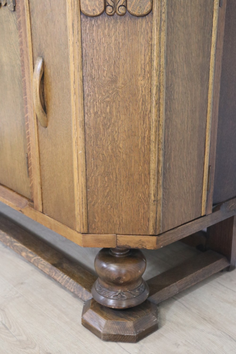 An imposing oak combination drinks cabinet and sideboard View XVII