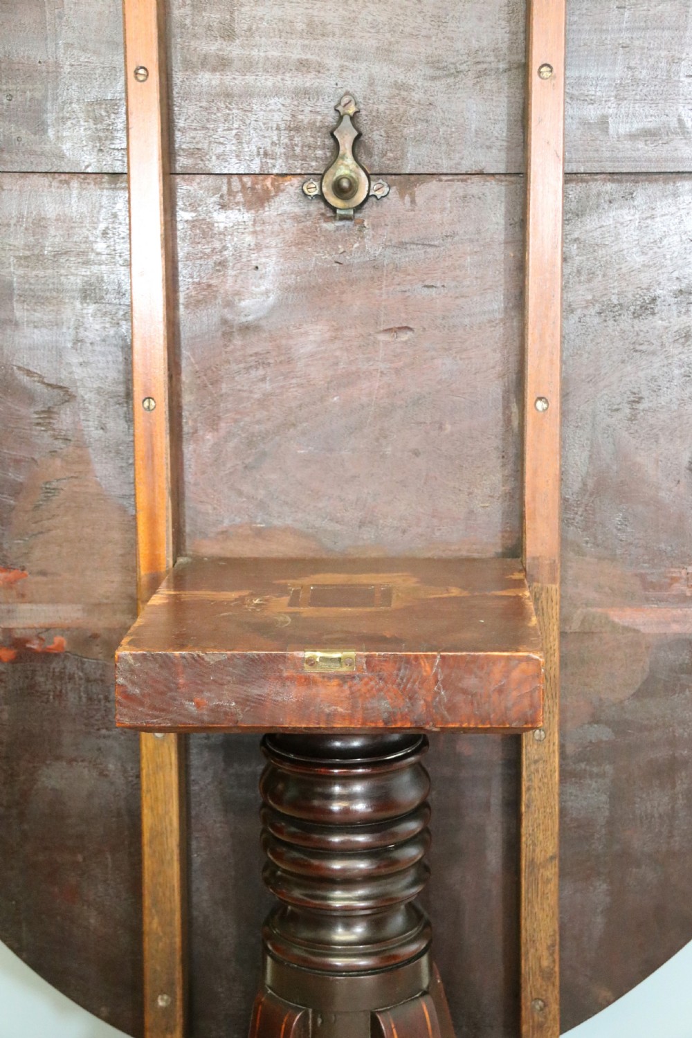 A fine English Antique! A lovely 19th century mahogany oval dining table.  View X