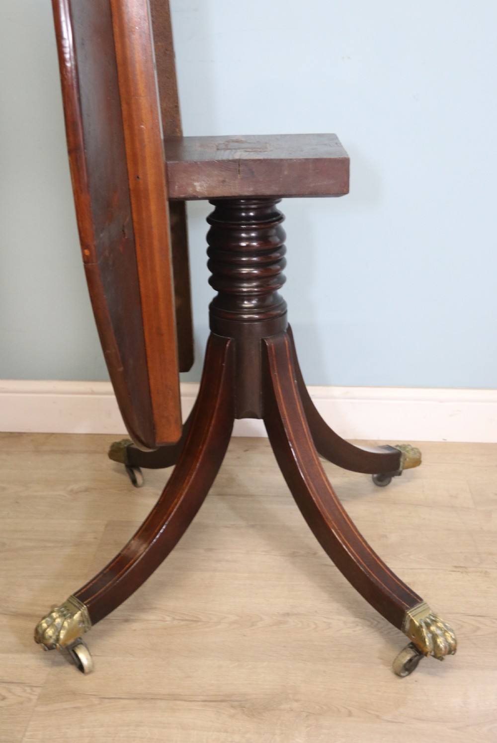 A fine English Antique! A lovely 19th century mahogany oval dining table.  View XII