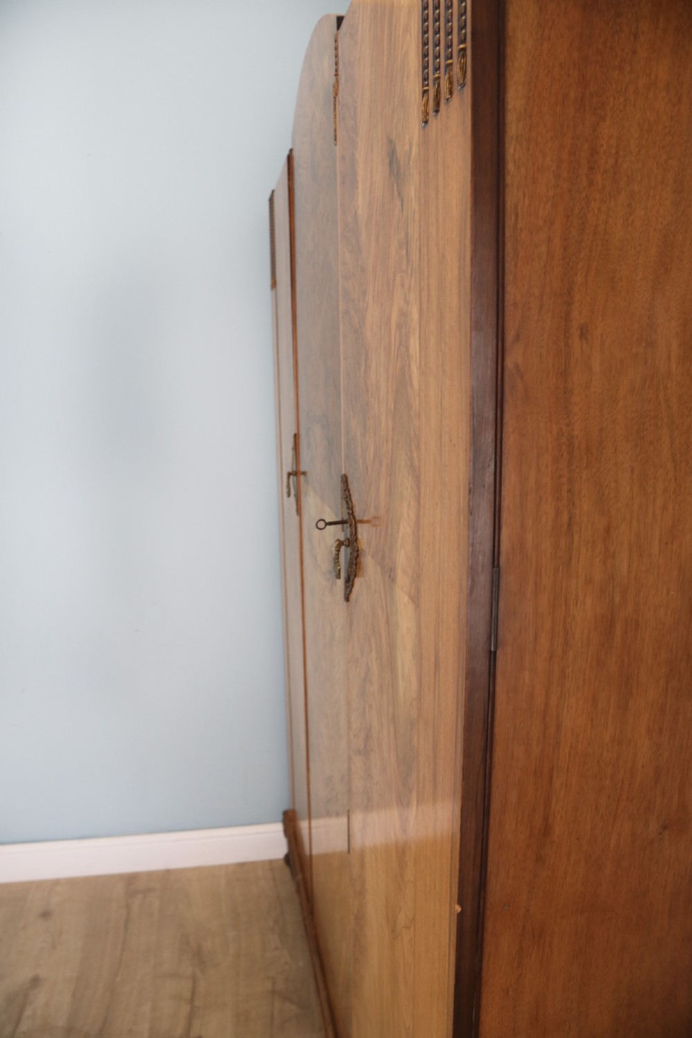 Top quality early 20th century walnut veneered wardrobe with Art Deco influences in the design. View III