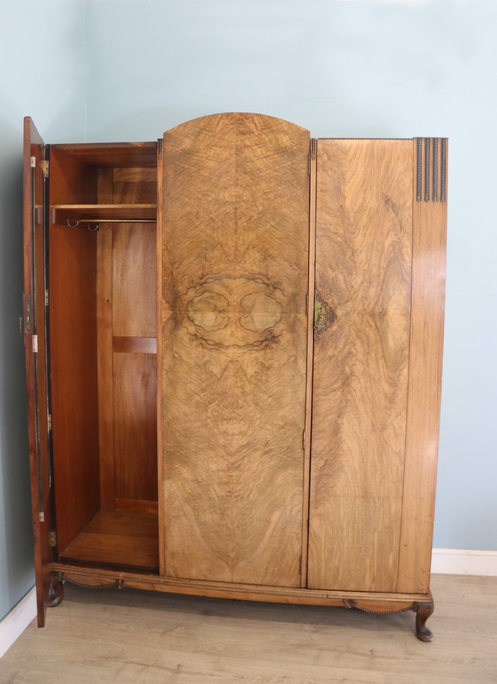 Top quality early 20th century walnut veneered wardrobe with Art Deco influences in the design. View VI