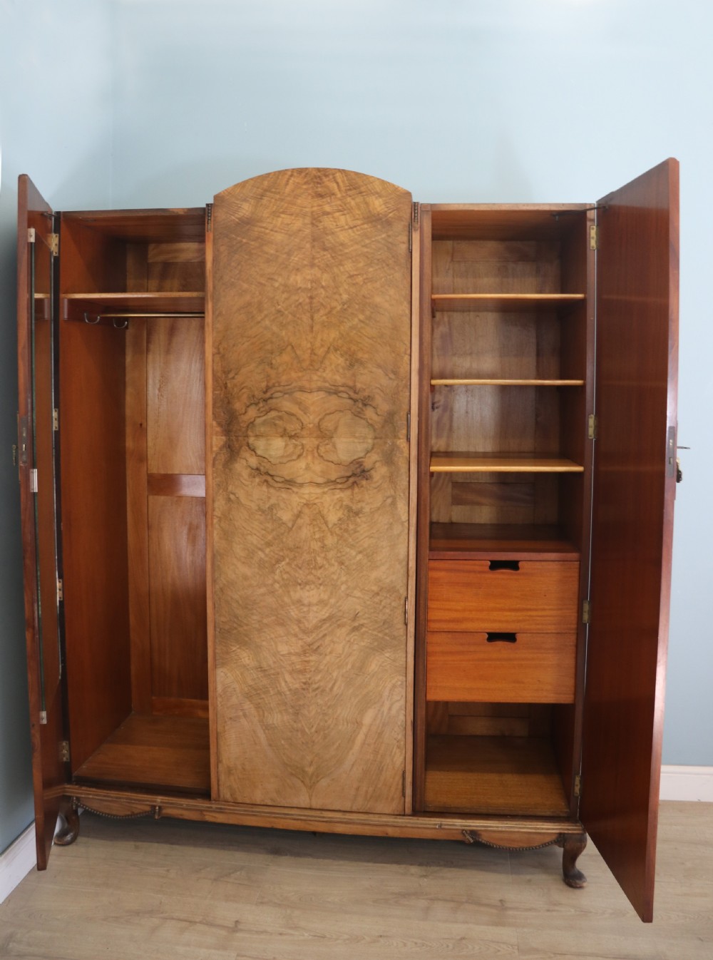 Top quality early 20th century walnut veneered wardrobe with Art Deco influences in the design. View VII