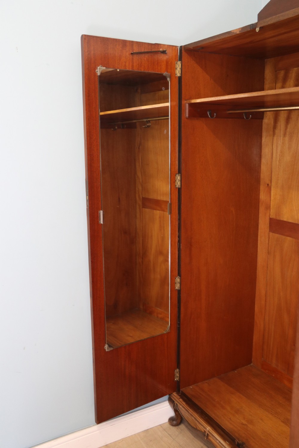 Top quality early 20th century walnut veneered wardrobe with Art Deco influences in the design. View VIII