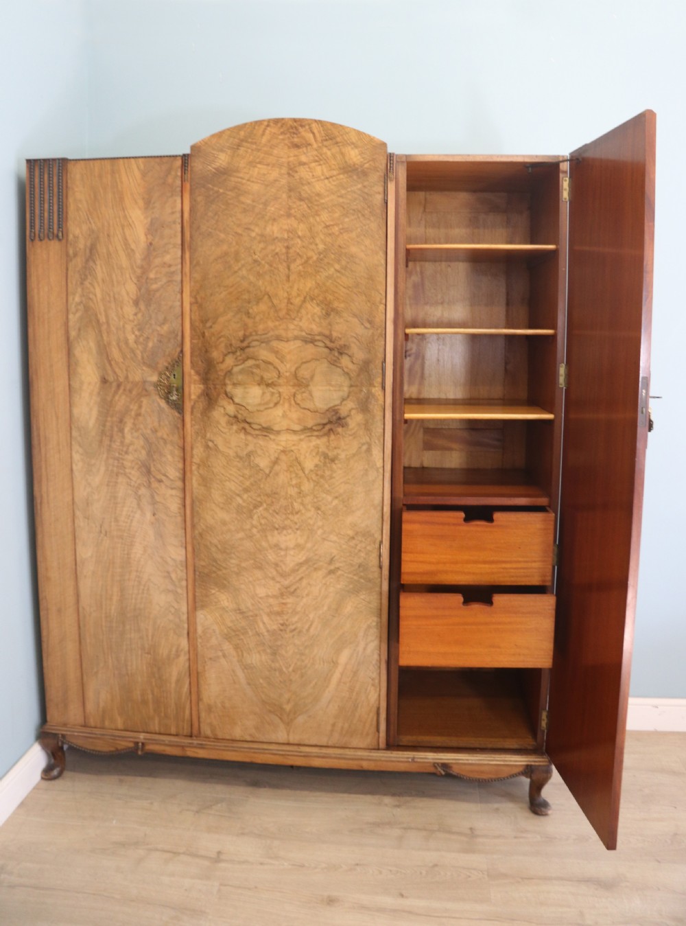Top quality early 20th century walnut veneered wardrobe with Art Deco influences in the design. View XII