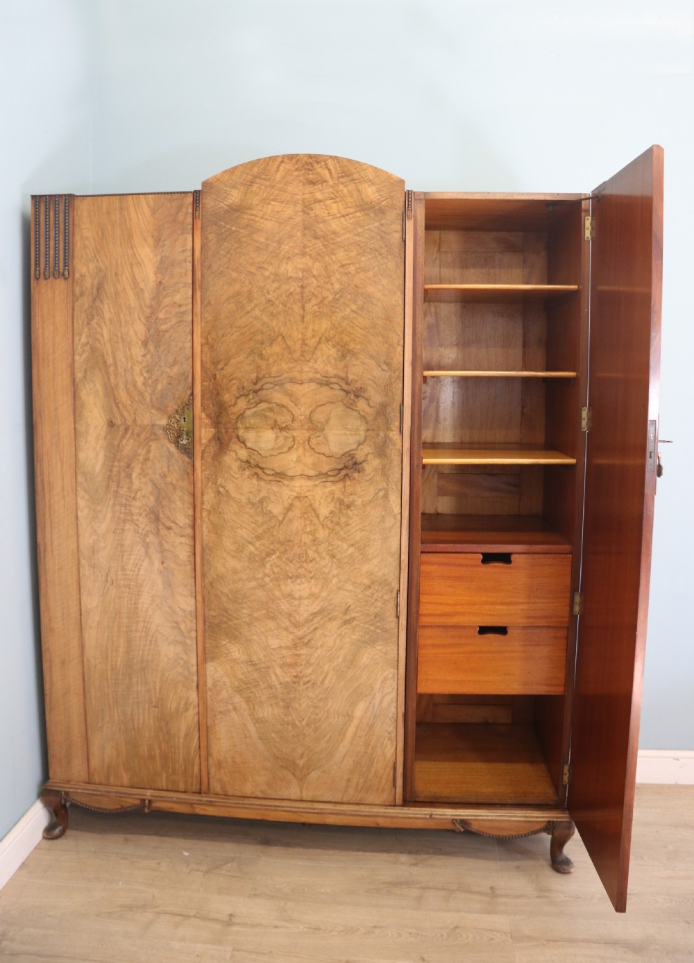 Top quality early 20th century walnut veneered wardrobe with Art Deco influences in the design. View XIII