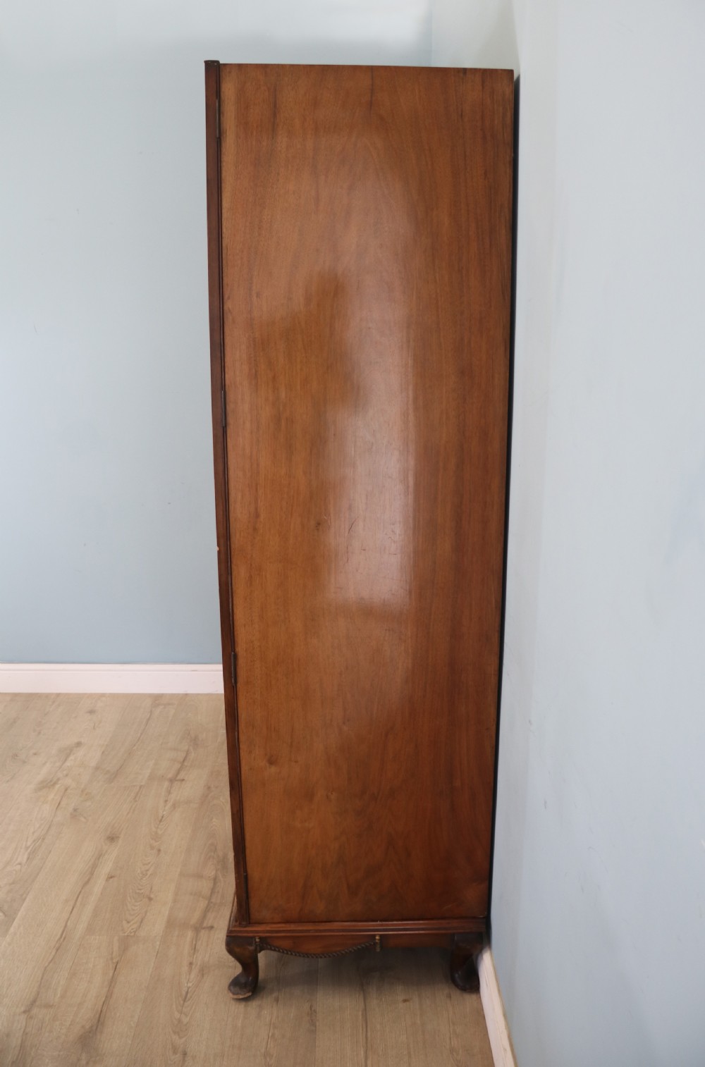 Top quality early 20th century walnut veneered wardrobe with Art Deco influences in the design. View XVI