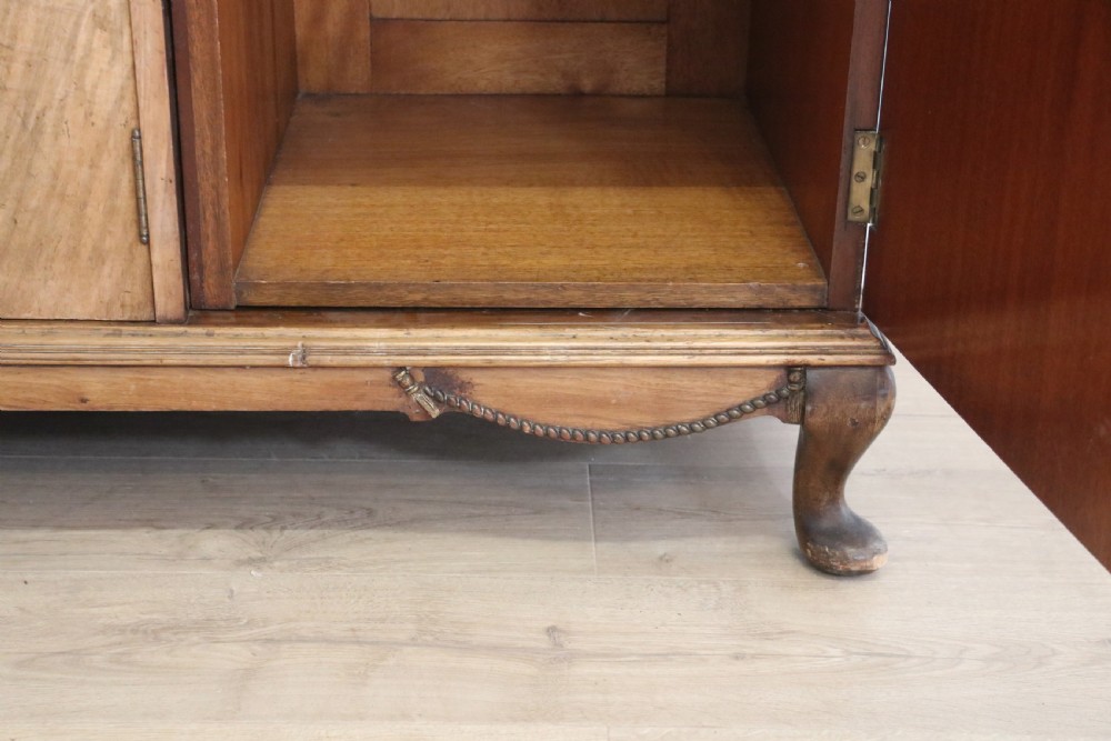 Top quality early 20th century walnut veneered wardrobe with Art Deco influences in the design. View XVIII