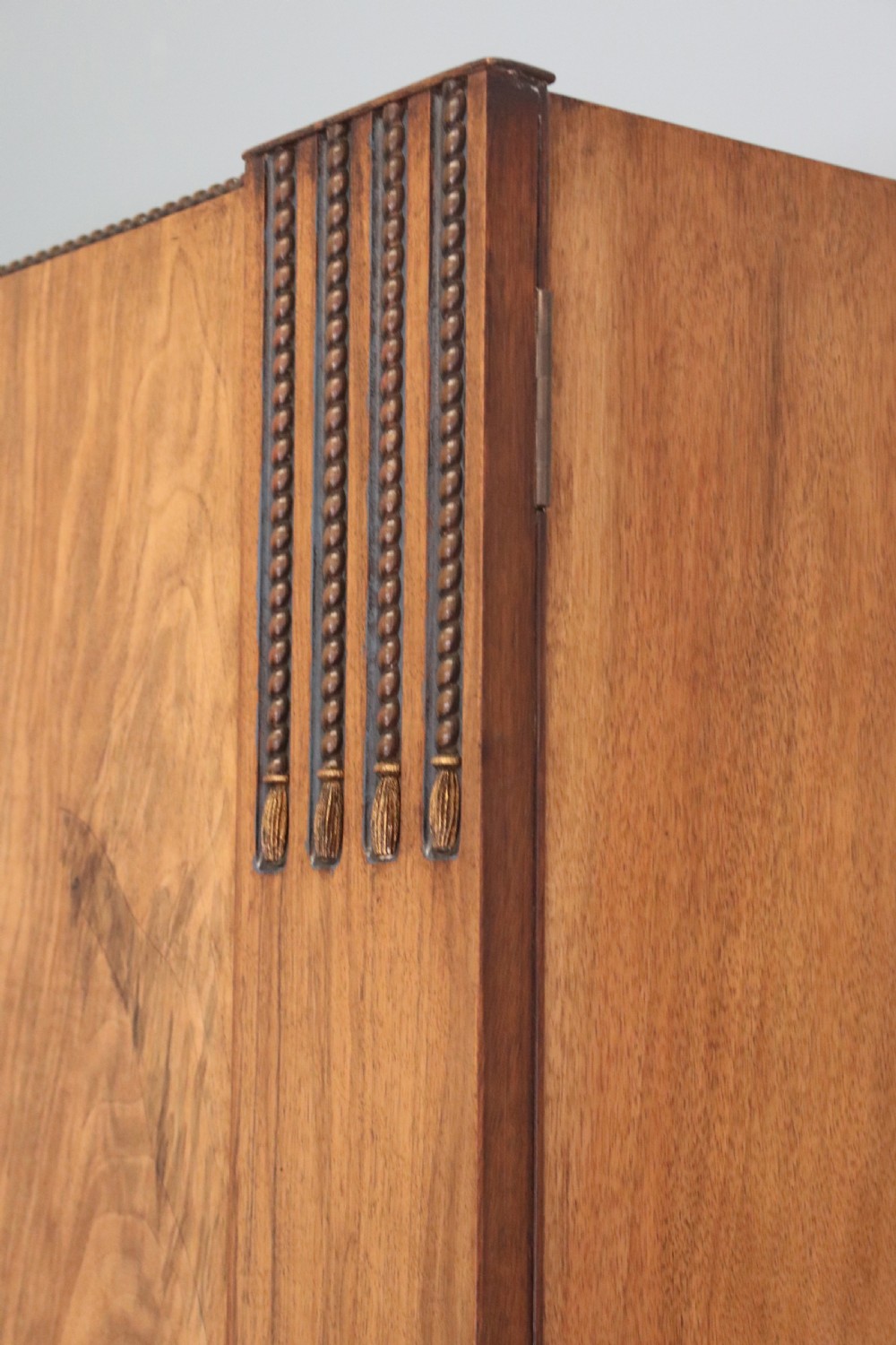 Top quality early 20th century walnut veneered wardrobe with Art Deco influences in the design. View XXII