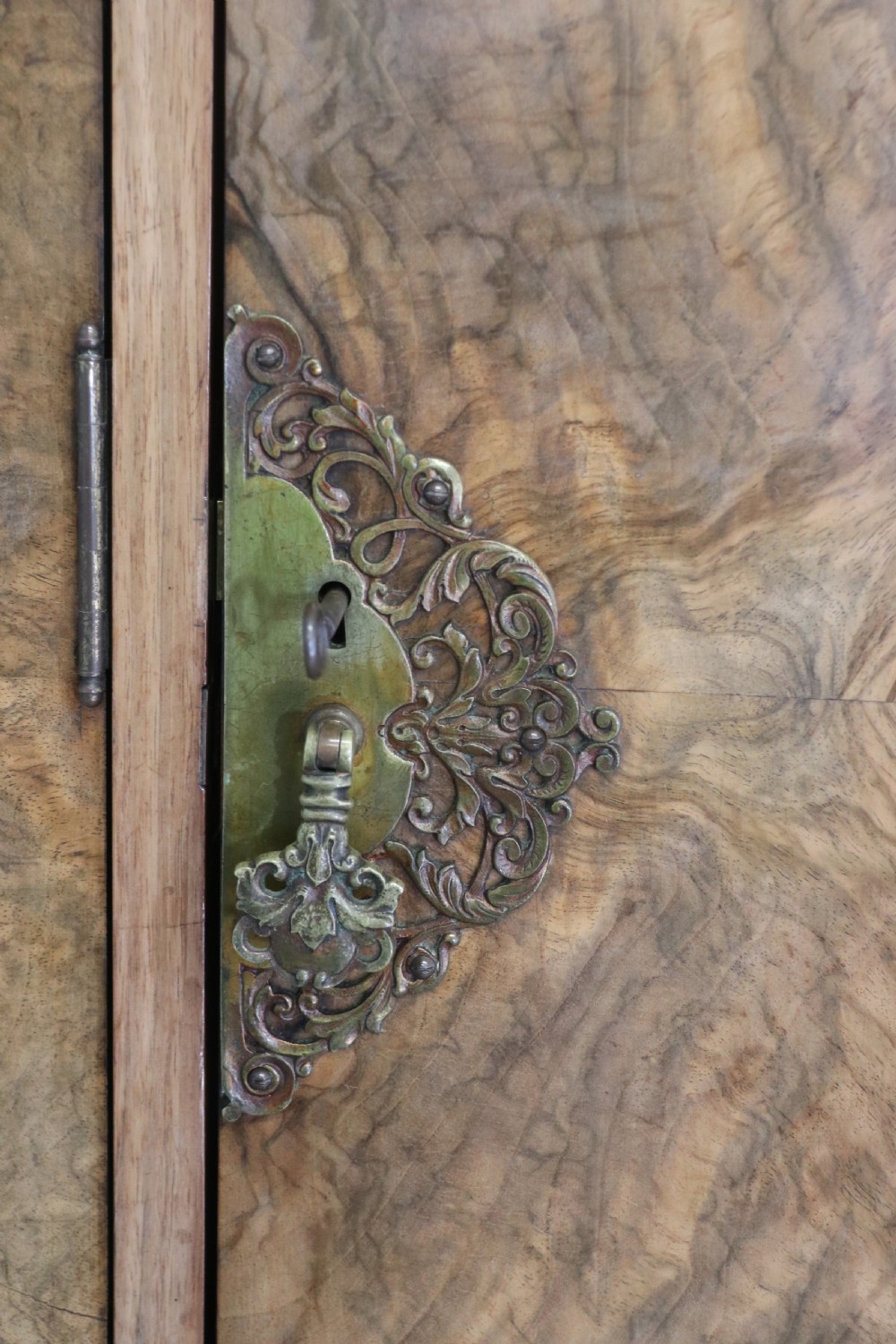 Top quality early 20th century walnut veneered wardrobe with Art Deco influences in the design. View XXIV