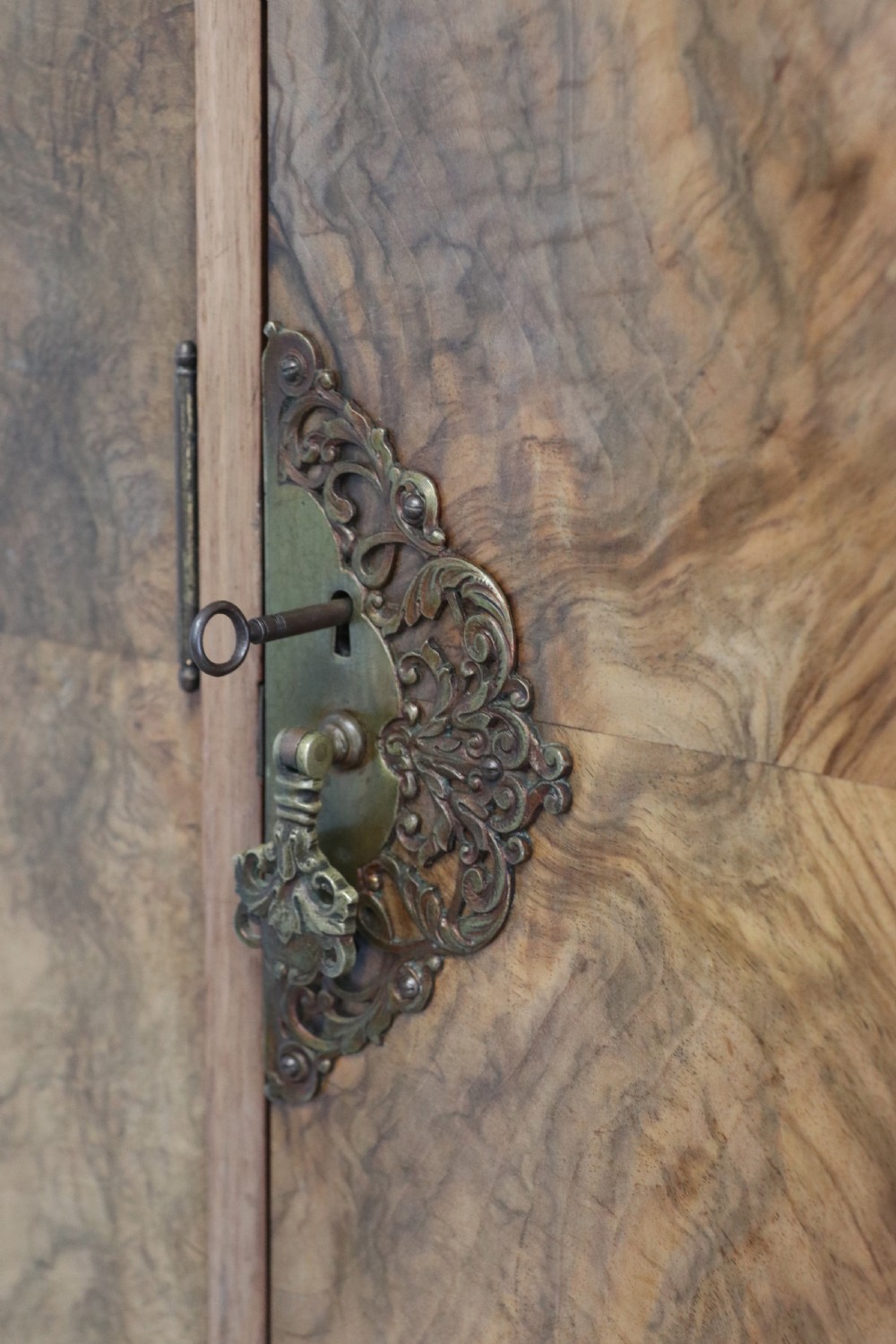 Top quality early 20th century walnut veneered wardrobe with Art Deco influences in the design. View XXV