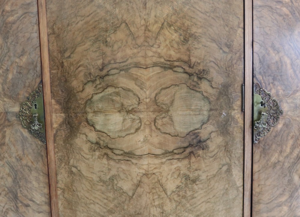 Top quality early 20th century walnut veneered wardrobe with Art Deco influences in the design. View XXVII