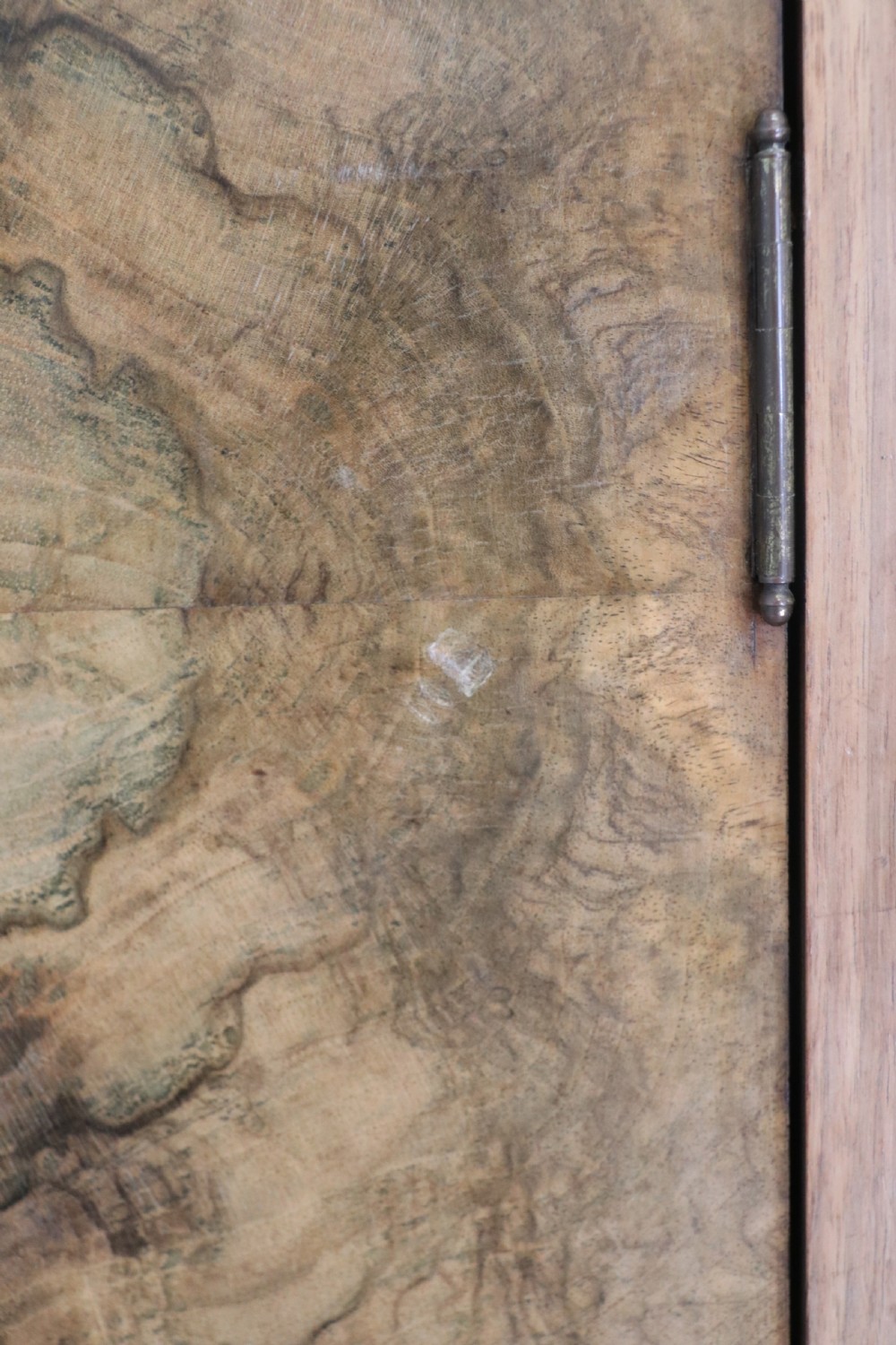 Top quality early 20th century walnut veneered wardrobe with Art Deco influences in the design. View XXIX