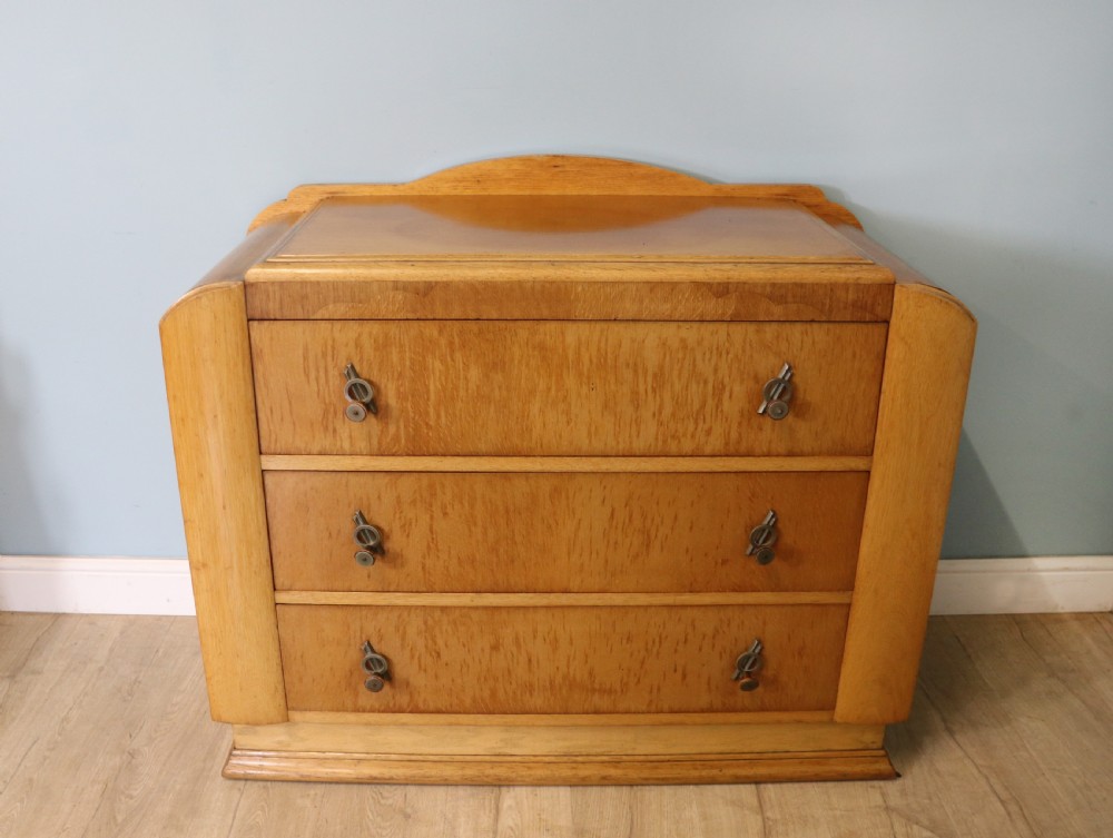  A lovely Art Deco period oak veneered chest of drawers.