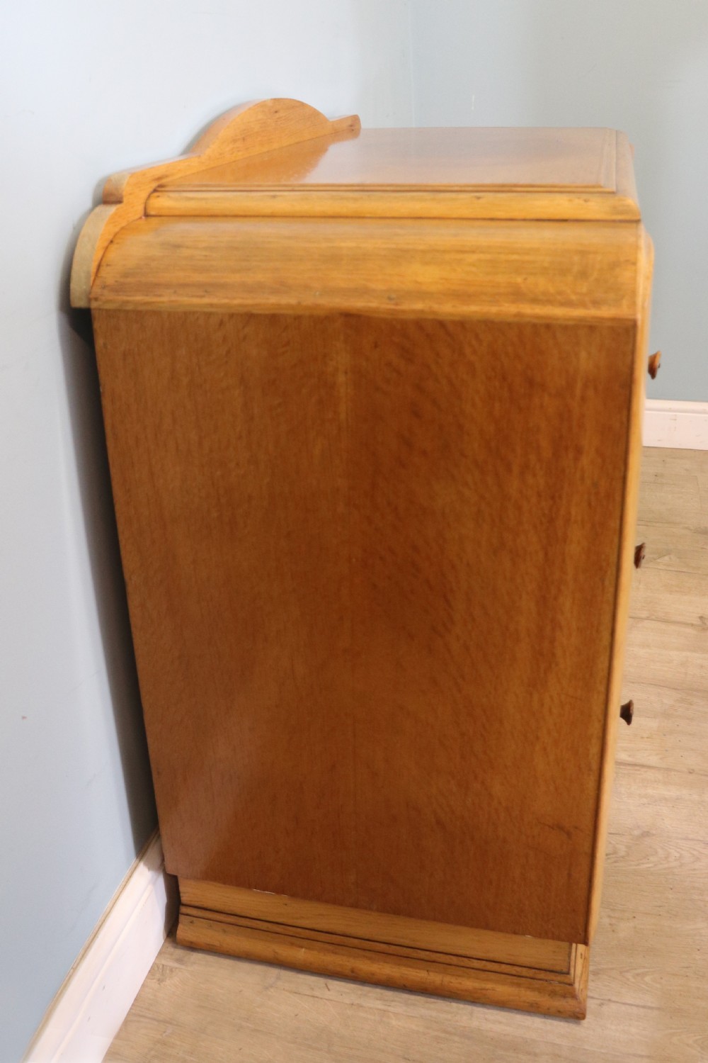  A lovely Art Deco period oak veneered chest of drawers. View V