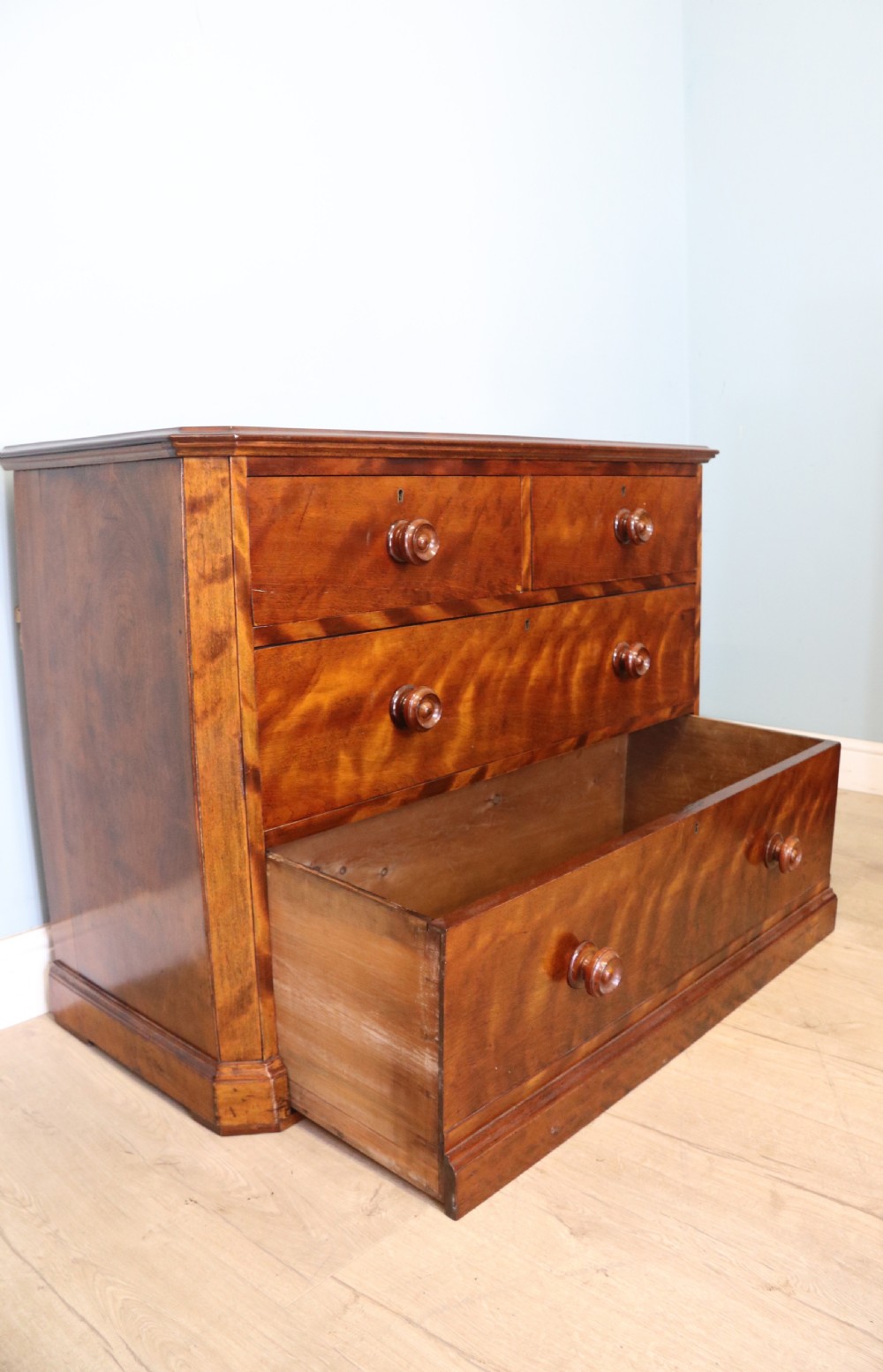 Lovely genuine Victorian small mahogany chest View VI