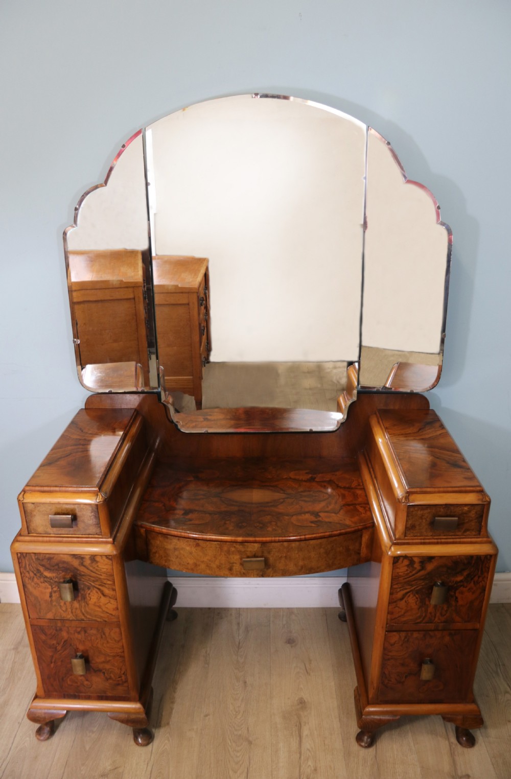 Art Deco style! A wonderful drop centre dressing table.