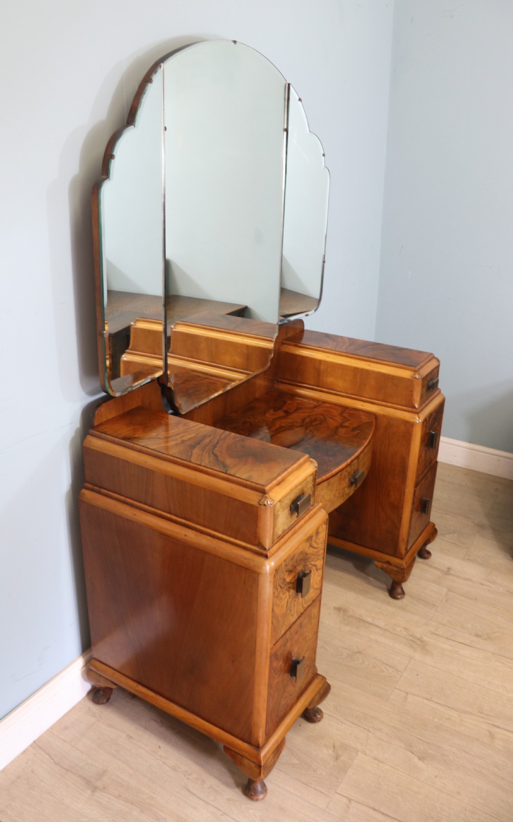 Art Deco style! A wonderful drop centre dressing table. View II