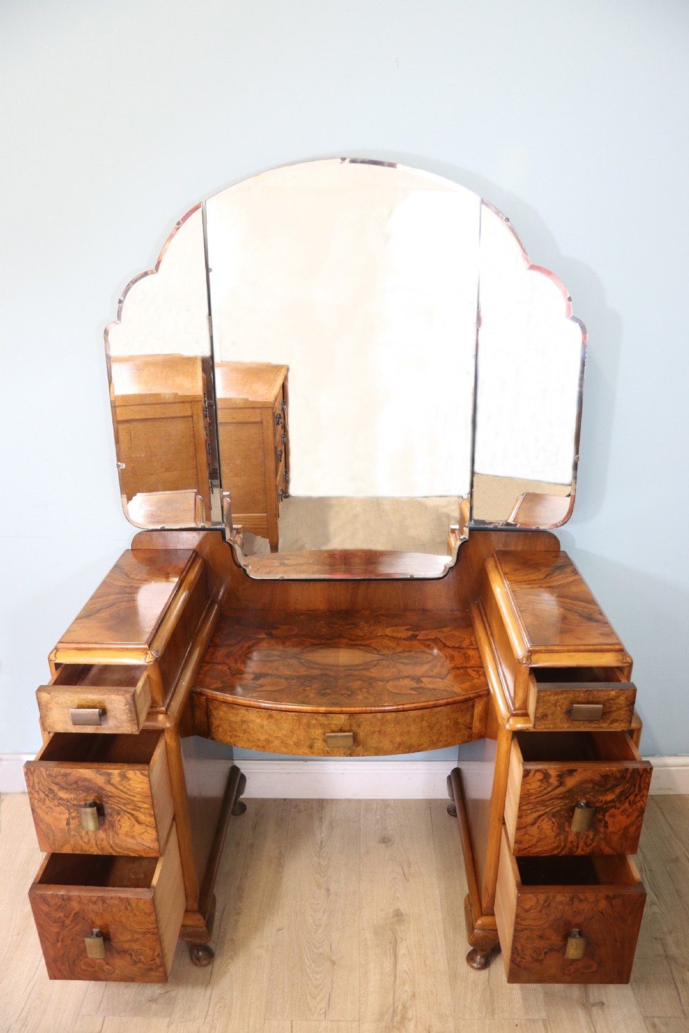 Art Deco style! A wonderful drop centre dressing table. View III