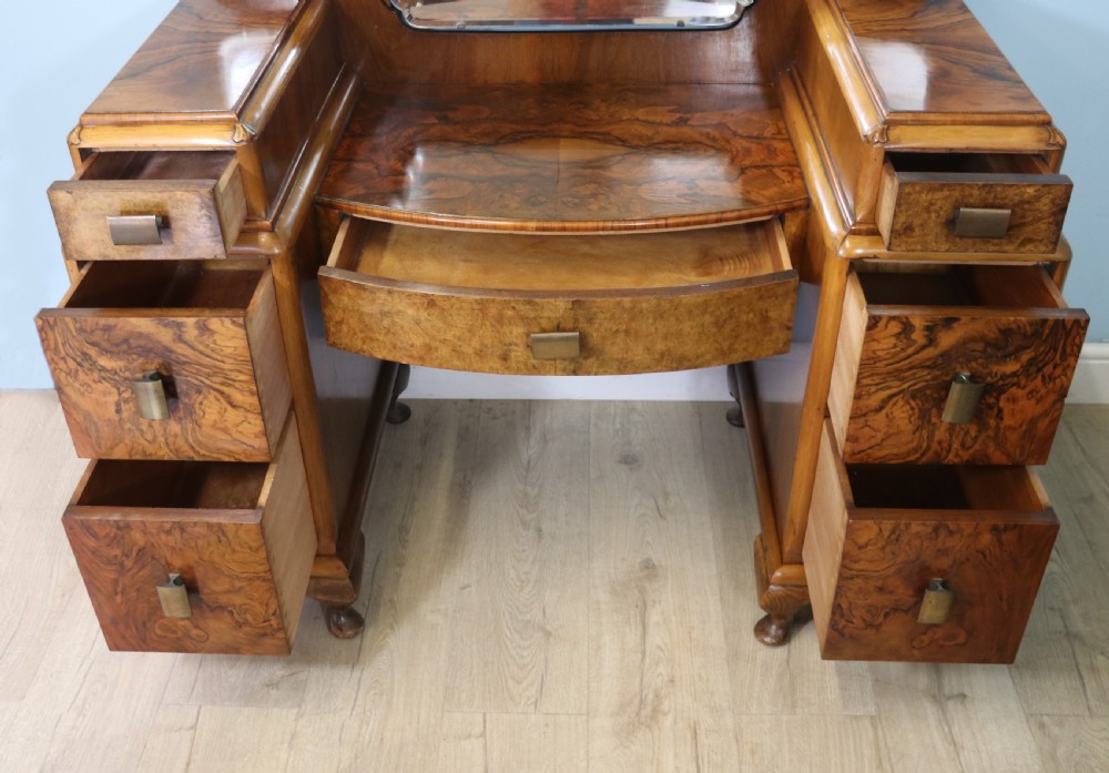 Art Deco style! A wonderful drop centre dressing table. View IV